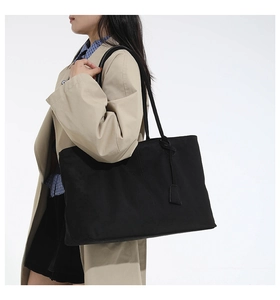 Détail du grand sac cabas en daim noir montrant la texture et les coutures verticales