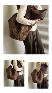 Détail de l'ensemble sac fourre-tout léopard en toile et sa pochette en cuir marron