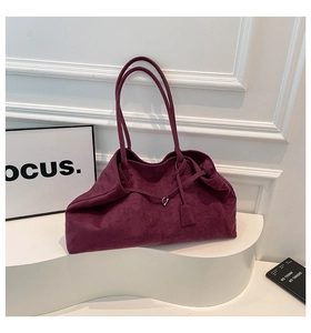 Détail du sac cabas bordeaux en similicuir suédé avec fine bandoulière et texture
