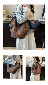 Détail du sac cabas en suédine imprimé léopard avec bordure noire et pochette assortie