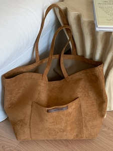 Grand sac cabas marron en daim avec doublure léopard et design minimaliste élégant