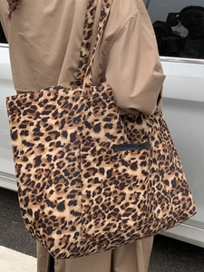 Grand sac cabas imprimé léopard avec poche extérieure pour femme, idéal pour le quotidien