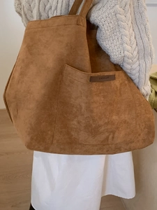 Grand sac cabas tendance en daim marron au design minimaliste et spacieux