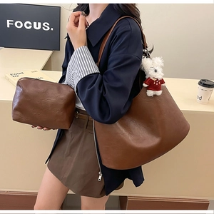 Grand sac cabas vintage marron en simili cuir avec pendentif chien et pochette assortie