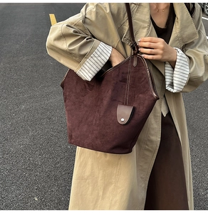 Détails du grand cabas en daim marron avec pochette décorative dans un style urbain chic