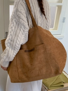 Grand sac cabas léopard tendance en daim marron avec poche frontale et bandoulière élégante