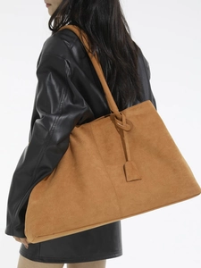 Grand sac cabas en daim marron pour femme avec bandoulière nouée au design minimaliste chic