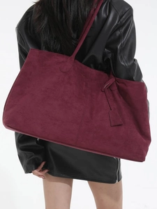 Sac fourre-tout vintage en daim bordeaux pour femmes avec grande bandoulière chic