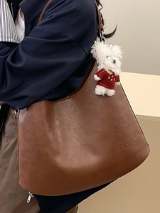 Grand sac hobo rétro marron en cuir plissé avec grande capacité et breloque peluche