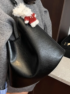 Grand sac hobo rétro noir en cuir froissé avec breloque de chien en peluche