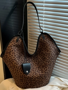 Sac fourre-tout classique à imprimé léopard avec bordures noires et bandoulières