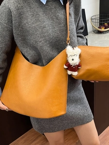 Grand sac hobo en similicuir camel avec pochette assortie et pendentif chiot mignon