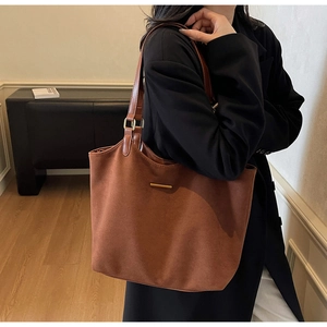 Sac cabas marron en daim avec bandoulières en cuir et détails raffinés en métal doré chic