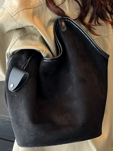 Sac fourre-tout minimaliste en daim noir avec garniture en cuir et breloque argentée