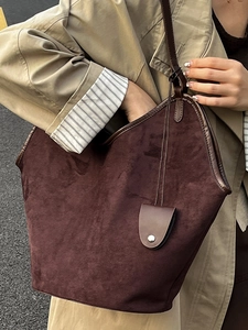Grand sac cabas minimaliste en daim marron pour femme avec un trench-coat élégant