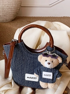 Sac cabas rétro en denim bleu avec lanières en cuir et breloque ours en peluche
