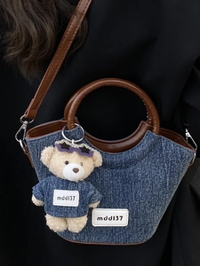 Sac bandoulière vintage en jean bleu avec poignées en cuir et charm ours en peluche