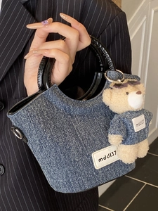 Sac à main en denim bleu marine avec poignées rondes noires et breloque ours mignon