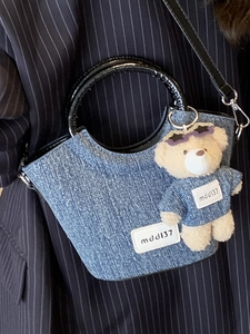 Sac à bandoulière rétro en denim bleu avec poignée ronde et breloque ours en peluche