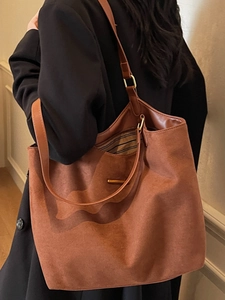 Grand sac cabas marron vintage pour femmes présenté comme un sac à bandoulière