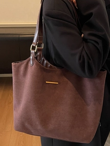 Grand sac cabas rétro en daim marron foncé avec élégante barre métallique dorée