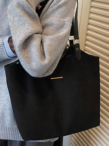 Grand sac cabas noir rétro en daim mat avec barre métallique dorée pour femmes