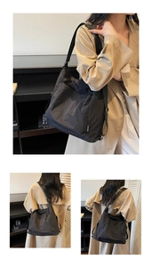 Détail du sac cabas en nylon noir avec bandoulières réglables et grande capacité d'accueil