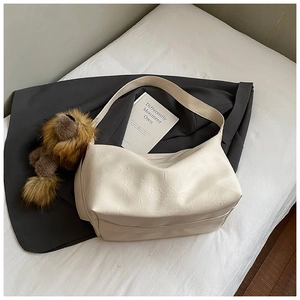 Dettaglio ravvicinato della borsa hobo bianco crema con texture in pelle PU plissettata