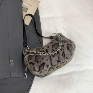 Detailaufnahme der grauen Leoparden-Kunstfelltextur mit Metallkette an der Schultertasche