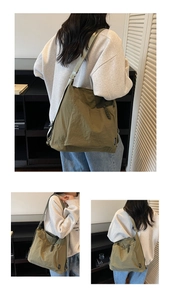 Vue détaillée du sac bandoulière en nylon vert olive avec étiquette ORUNUO et texture