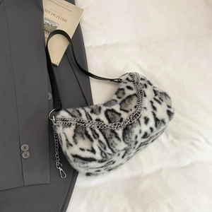 Detail der Hobo-Tasche mit Leopardenmuster aus Kunstpelz und schwarzem Lederriemen