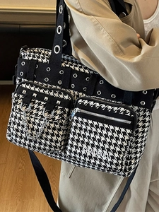 Chic houndstooth tote bag with silver rivets and metal chains for a punk street style