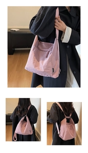 Détail du sac en nylon mauve montrant la sangle convertible en sac à dos ou en bandoulière