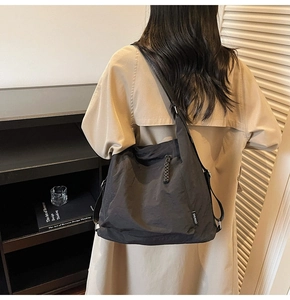 Mannequin portant un grand sac fourre-tout noir à cordon en nylon pour les trajets quotidiens