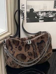 Damen Handtasche mit Leopardenmuster aus Kunstfell mit Silberketten und schwarzem Schultergurt