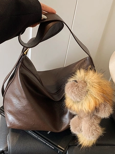 Borsa tote vintage in pelle marrone con ciondolo a leone e tracolla larga