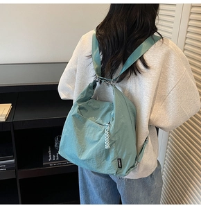 Sac fourre-tout minimaliste vert menthe en nylon imperméable avec étiquette Shunuo