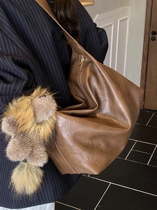 Grande borsa hobo retrò in pelle marrone con ciondolo di peluche e zip dorata chic