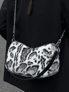 Schicke Kunstpelz-Tasche mit Schneeleopardenmuster, Silberkette und schwarzem Gurt