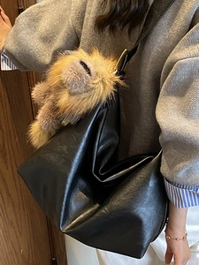 Borsa tote vintage nera capiente con un simpatico ciondolo a forma di leone
