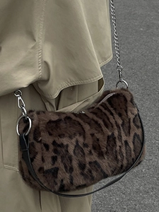 Schultertasche mit Leopardenmuster und silberner Kette im stilvollen Streetstyle-Look