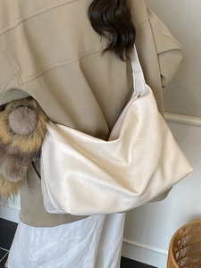Grande borsa hobo bianca minimalista da donna con comoda tracolla larga e capiente