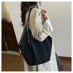 Grand sac cabas noir minimaliste avec fines bandoulières en cuir au style hobo chic