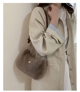Détail du sac bandoulière en peluche avec sangle en cuir et boucles métalliques dorées