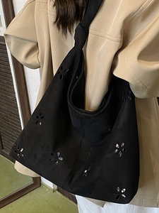 Sac fourre-tout noir en daim avec découpes florales et bandoulière à nœud décoratif