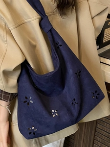 Sac cabas bleu marine en daim synthétique avec motifs floraux découpés au laser