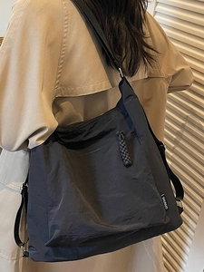 Grand sac à bandoulière en nylon noir minimaliste pour femmes idéal pour le bureau quotidien