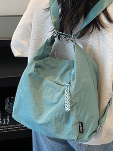 Sac à bandoulière en nylon plissé vert clair minimaliste avec boucle argentée pour femme