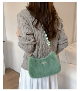 Détail d'un sac à main en peluche verte avec fourrure synthétique et boucles dorées