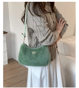 Détails du sac à bandoulière en peluche vert doux porté avec une tenue de mode